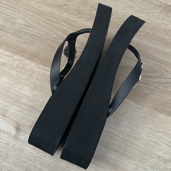 Guess Flip Flops - Picture 5 of 8